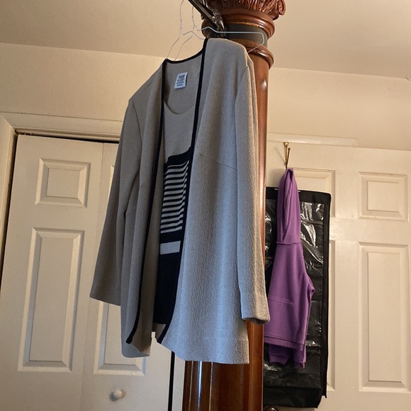 One piece sweater looks like 2 PCs knit - Picture 4 of 8